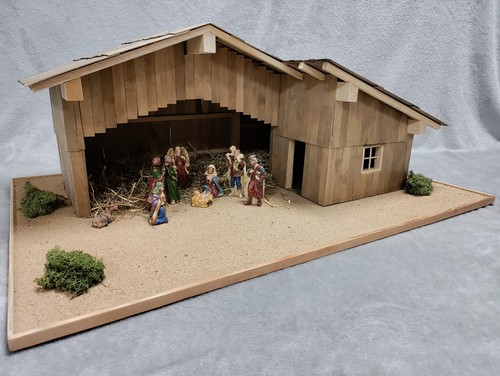 Weihnachtskrippe aus holz - aus,