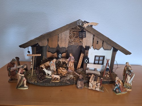 Krippenstall mit figuren und - krippenstall,