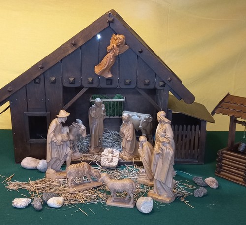 Weihnachtskrippe mit holz - weihnachtskrippe,